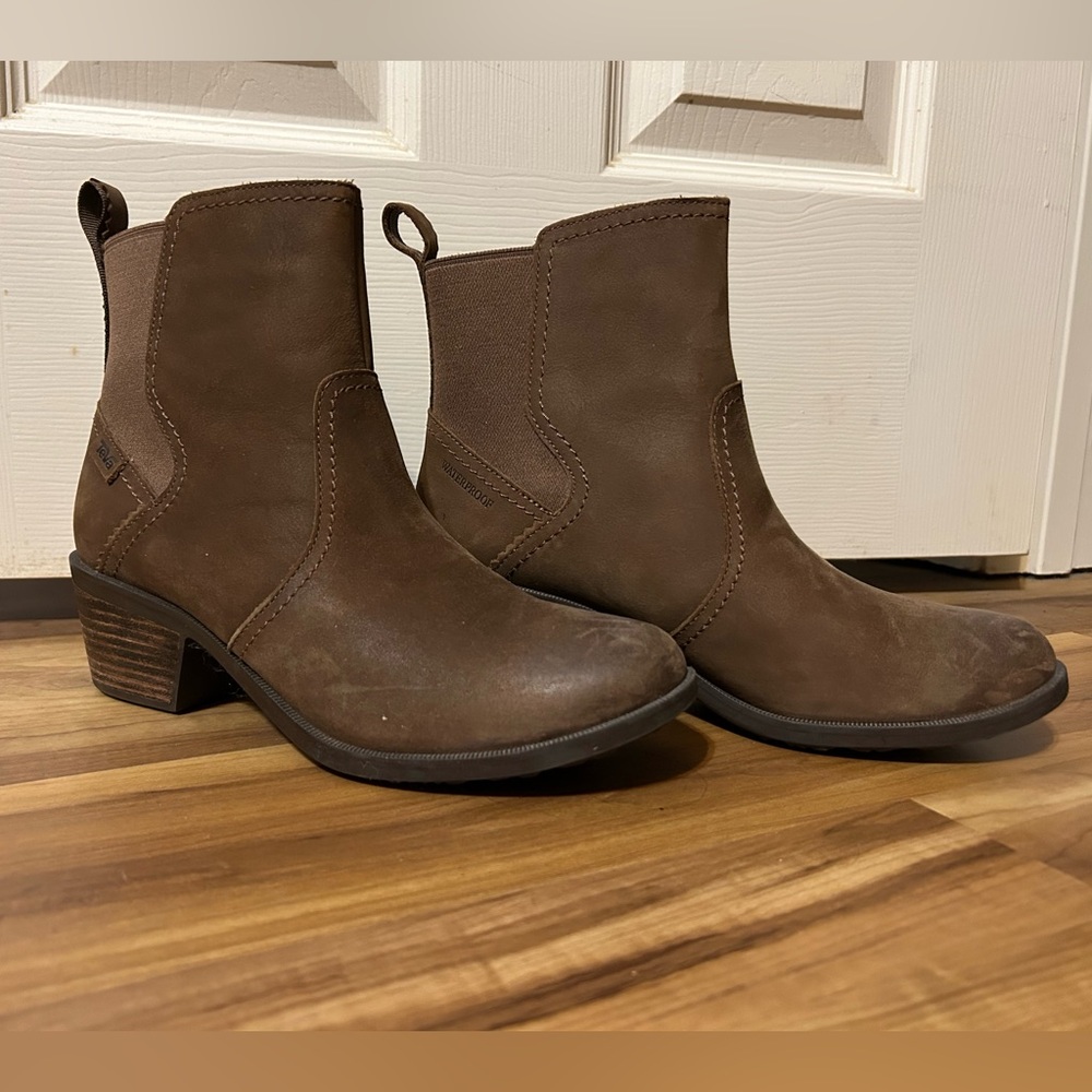 Teva Women’s Brown leather Ankle Boots size 8.5 EUC slip on low heel